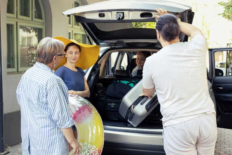 How Deepcut Taxis Support Local Events & Festivals